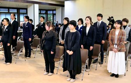 　８カ月遅れで行われた石川県立輪島漆芸技術研修所の入学式＝３日午前、石川県輪島市