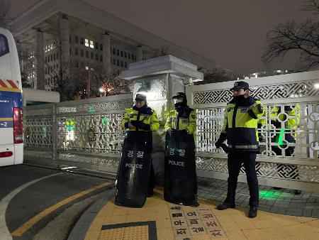 　３日夜、ソウルの国会前の出入り口を規制する警察官（聯合＝共同）