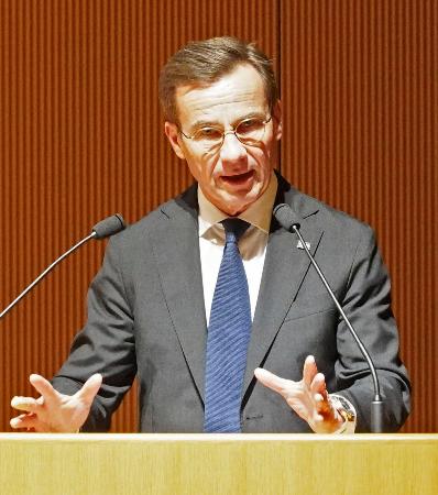 　東京都内で講演するスウェーデンのクリステション首相＝４日午前