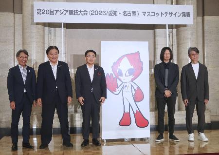 　２０２６年アジア大会の公式マスコットに選ばれたキャラクターと記念写真に納まる愛知県の大村秀章知事（左から３人目）ら＝６月、愛知県庁