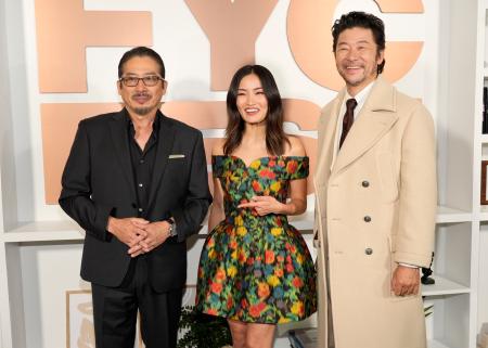 　左から真田広之さん、アンナ・サワイさん、浅野忠信さん＝６月、米ロサンゼルス（ＡＰ＝共同）