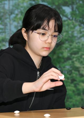 　韓国の第８回女流棋聖戦決勝３番勝負の第３局に臨む仲邑菫三段＝１０日、ソウル（共同）