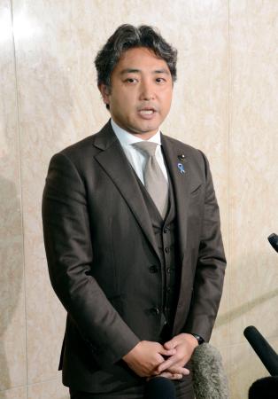 　取材に応じる都議会自民党の小松大祐幹事長＝１１日午後、東京都議会議事堂