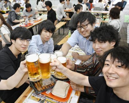 　ビールを楽しむ人たち＝７月、札幌市