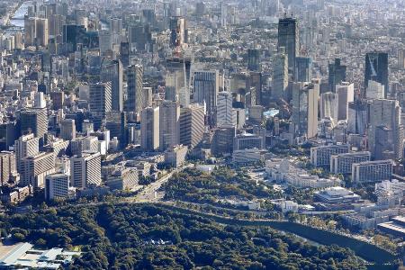 　国会議事堂（右手前）と霞が関（左）など＝２０２２年１０月２６日、東京都千代田区（共同通信社ヘリから）