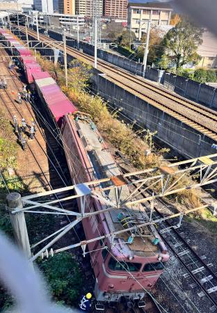 　鹿児島県薩摩川内市のＪＲ鹿児島線の川内駅近くで脱線した貨物列車＝１２日午前１０時３８分