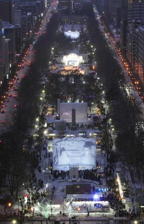 　ライトアップで浮かび上がった札幌・大通公園の雪像や氷像＝２月４日