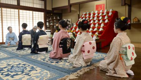 　「事始め」で京舞井上流五世家元の井上八千代さん（奥左端）にあいさつする芸妓や舞妓＝１３日午前、京都市東山区