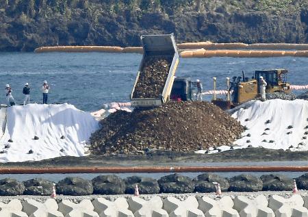 　沖縄県名護市辺野古の沿岸部で始まった政府による埋め立て用土砂の投入作業＝２０１８年１２月１４日