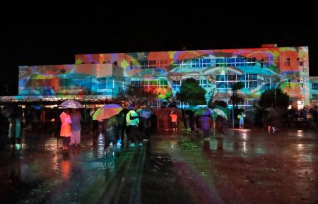 　石川県能登町立小木中学校で行われた「デジタル掛け軸」のイベントで、カラフルな模様が投影された校舎＝１５日夜