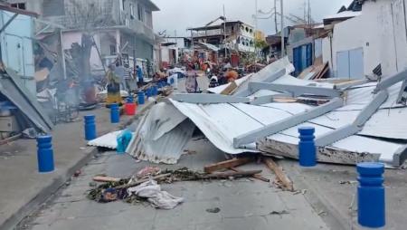 　サイクロンの被害を受け路上に散乱したがれき＝１５日、インド洋のフランス海外県マヨット（Ｊｏｈｎ　Ｂａｌｌｏｚ提供・ロイター＝共同）