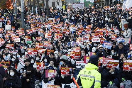 　国会周辺で韓国の尹錫悦大統領の弾劾などを訴える人たち＝８日、ソウル