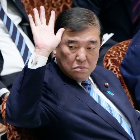 　参院予算委で答弁のため挙手する石破首相＝１６日午後