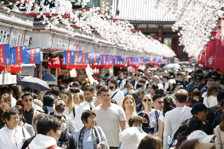 　外国人観光客らでにぎわう東京・浅草の仲見世通り＝４月