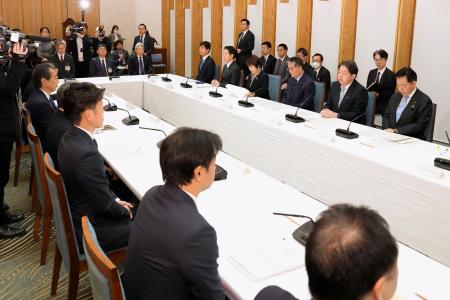 　東電福島第１原発事故に伴う除染土の再利用や処分を検討する全閣僚会議の初会合＝２０日午前、首相官邸