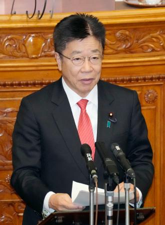 　参院本会議で報告する加藤財務相＝２０日午前