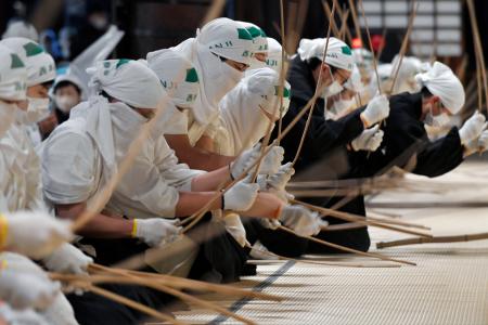 　西本願寺で行われた年末恒例の「すす払い」＝２０日午前、京都市下京区