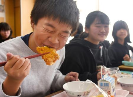 　埼玉県狭山市の全公立小１５校の給食に提供された「ファミチキ」＝２０日