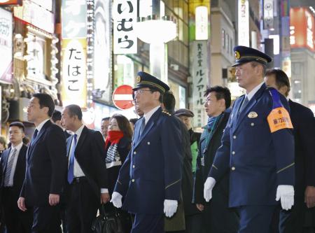 　年末年始特別警戒のため、東京・新宿の歌舞伎町を巡視する警視庁の緒方禎己警視総監（中央）ら＝２０日夜