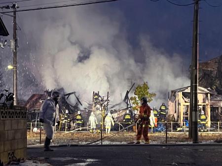 　３人と連絡が取れていない秋田県能代市の住宅火災の現場＝２１日午前６時３５分ごろ（秋田魁新報社提供）