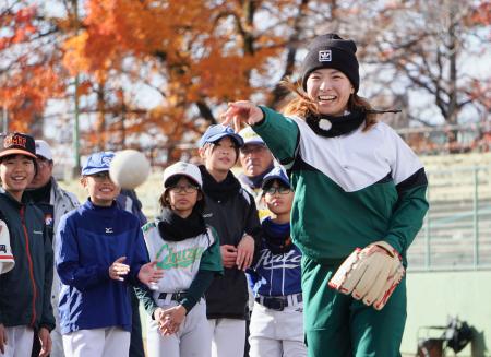 　子どもたちの前でソフトボールの投球を披露する女子ゴルフの渋野日向子＝岡山市