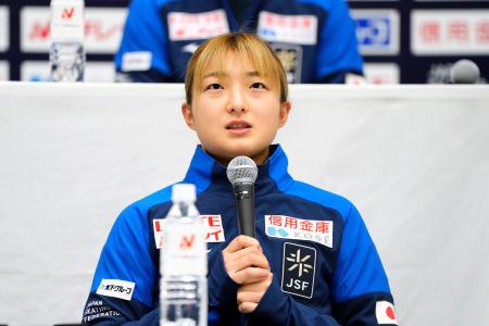 　フィギュアスケートの世界選手権代表に選ばれ、記者会見する坂本花織＝２３日、大阪府門真市