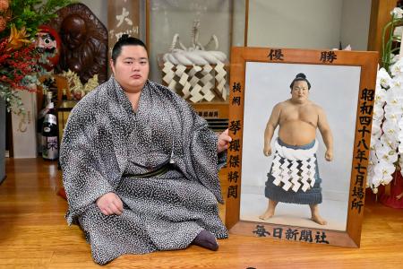 　記者会見に臨む大関琴桜。写真は先代師匠の元横綱琴桜＝２３日、千葉県松戸市の佐渡ケ嶽部屋