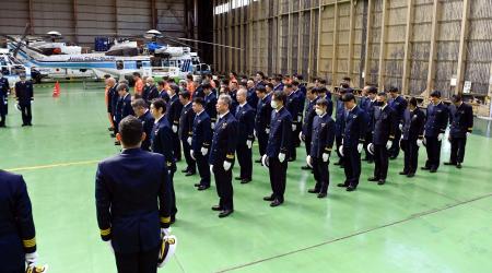 　日航機との衝突事故により死亡した海上保安庁機の乗員５人の追悼式で、黙とうする参列者＝２３日午前、第３管区海上保安本部羽田航空基地