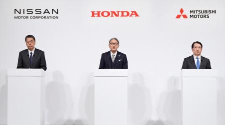 　経営統合の本格的な協議に入り、記者会見する日産自動車の内田誠社長（左）とホンダの三部敏宏社長。右は三菱自動車の加藤隆雄社長＝２３日午後、東京都中央区