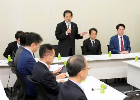 　与野党による選挙運動の法的な課題を話し合う協議会の初会合。右から３人目は発言する自民党の逢沢一郎選挙制度調査会長＝２３日午後、国会