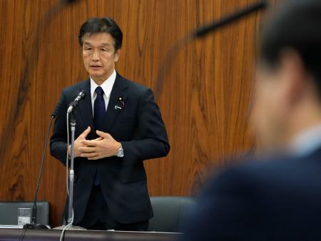 　参院政治倫理審査会で答弁する自民党の赤池誠章氏＝２５日午前