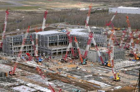 　建設中のラピダスの工場＝５月、北海道千歳市