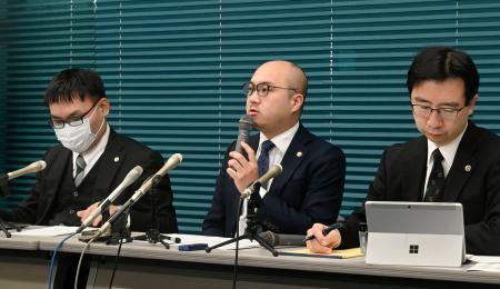 　記者会見する関口速人弁護士（中央）ら＝２６日午前、大津市