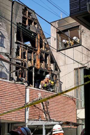 　住宅が燃えた現場＝２６日午前１０時５０分、東京都大田区