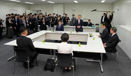 　自民、公明、日本維新の会の３党が国会内で開いた、教育無償化に関する政策協議＝２６日午前