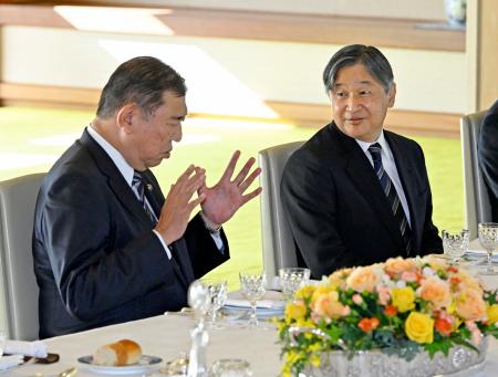 　昼食会で石破首相と歓談される天皇陛下＝２６日午後、宮殿・連翠