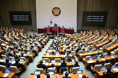 　憲法裁判所の欠員分の裁判官候補を選出した韓国国会＝２６日、ソウル（共同）