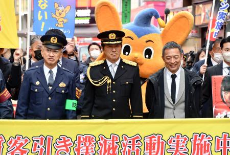 　警視庁渋谷署の一日署長に就任し、センター街をパトロールする高橋克典さん（中央）＝２６日午後、東京都渋谷区