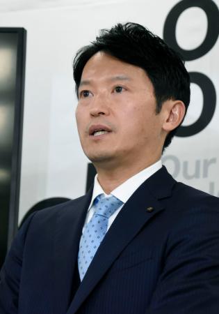 　兵庫県庁で記者会見する斎藤元彦知事＝２６日午後