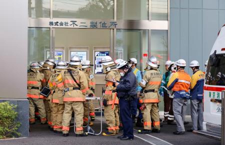 　東京都江戸川区の工場前に集まった消防隊員ら＝２６日午後３時３７分