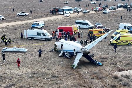 　２５日、カザフスタン西部アクタウ近郊に墜落したアゼルバイジャン航空機の残骸（ＡＰ＝共同）