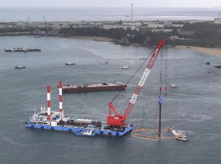 　沖縄県名護市辺野古沖の大浦湾で、くい打ち作業をするクレーン船＝８月