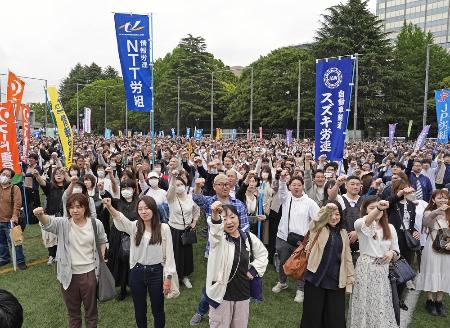 　４月、第９５回メーデー中央大会に参加した労働組合員ら＝東京都渋谷区の代々木公園