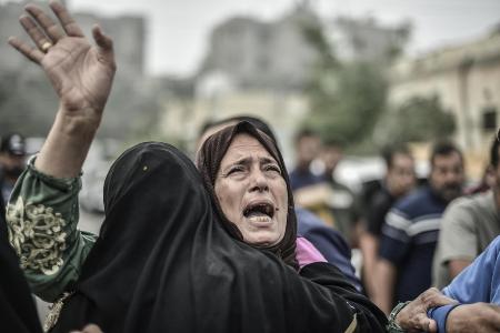 　昨年１０月、イスラエル軍の空爆で死亡した親族を悼む女性＝ガザ地区南部ハンユニス（ゲッティ＝共同）