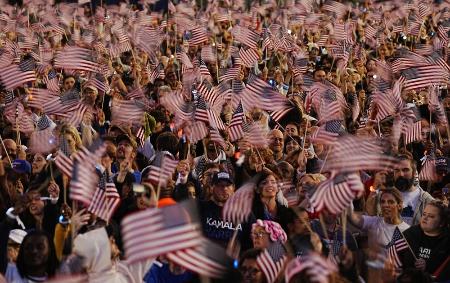 　１０月、ワシントンで開かれた米大統領選の集会で星条旗を振る参加者（共同）