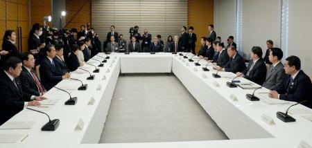 　首相官邸で開かれた地球温暖化対策推進本部の会合＝２７日午前