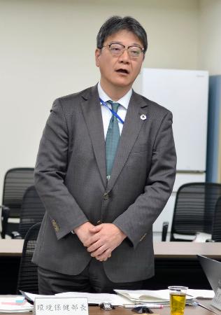 　水俣病被害地域の住民健康調査に関する検討会で、あいさつする前田光哉環境保健部長＝２７日午前、環境省