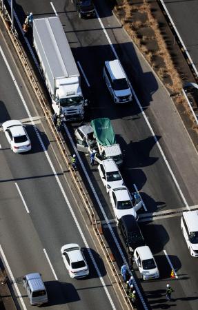 　東名高速道路上り線の東京インターチェンジ付近で発生した多重事故＝２７日午後０時４１分、東京都世田谷区（共同通信社ヘリから）