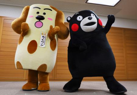 　熊本県八代市日奈久の公認キャラクター「ちくワン」と県のＰＲキャラクター「くまモン」＝２７日午前、熊本県庁