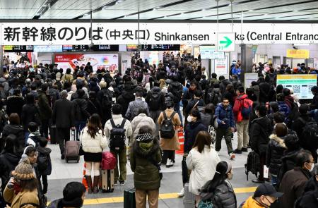 　沿線火災の影響による新幹線の一時運転見合わせや帰省ラッシュにより、混雑するＪＲ新大阪駅＝２８日午前８時３６分